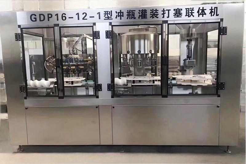 葡萄酒,果酒沖瓶灌裝打塞一體機(jī)